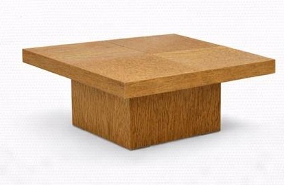 Mesa de centro cuadrada con base sólida en madera natural