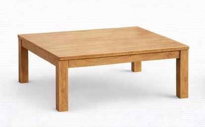 Mesa de centro cuadrada de patas macizas en madera natural