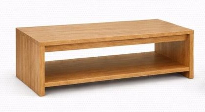 Mesa de centro rectangular con entrepaño en madera natural